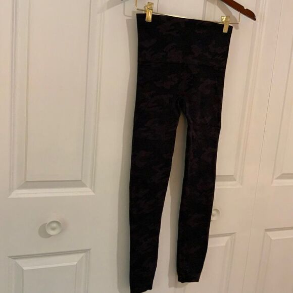 Spanx Look at Me Now Black Grey Camo Ankle Slimming Leggings Small - Picture 9 of 11